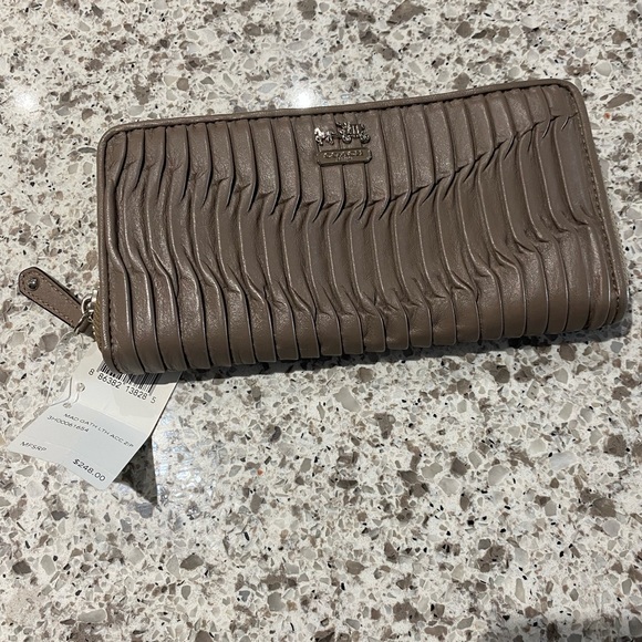 Brand New with tags- Coach Madison Gathered Leather Wallet in mushroom - Picture 2 of 3